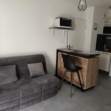 Lägenhet Superbe En Rez-de-jardin A *